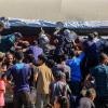 Territorios Palestinos, Khan Yunis: Palestinos se congregan en una larga fila para recibir ayuda alimentaria distribuida por organizaciones benéficas en la zona de Al-Mawasi, en Khan Yunis, al sur de la Franja de Gaza. EP.