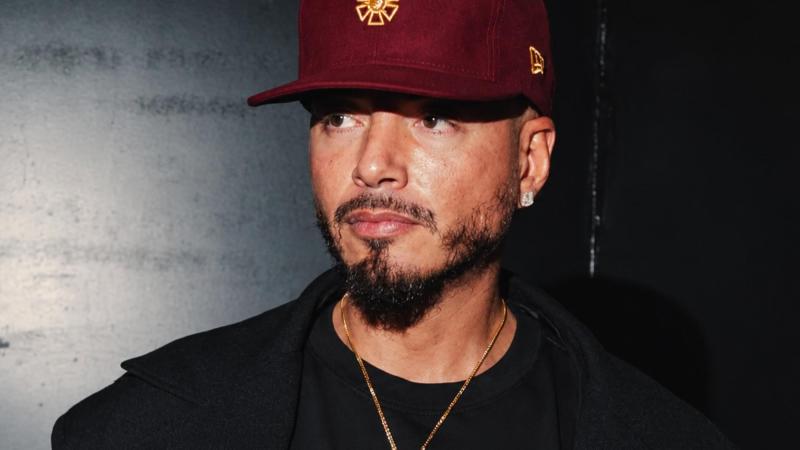 J Balvin y Ryan Castro presentan junto a New Era