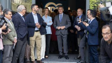 El presidente del Partido Popular, Alberto Núñez Feijóo (c), la portavoz adjunta del PP en el Congreso de los Diputados, Cayetana Álvarez de Toledo (5i), y el secretario general del PP, Miguel Tellado (2d), reciben a la opositora venezolana María Corina Machado, en la sede nacional del PP, a 17 de abril de 2026, en Madrid (España). Eduardo Parra / Europa Press.