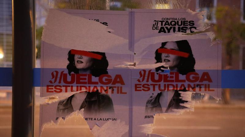 Carteles contra Isabel Díaz Ayuso durante la huelga educativa. EP