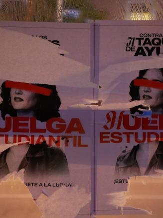 Carteles contra Isabel Díaz Ayuso durante la huelga educativa. EP