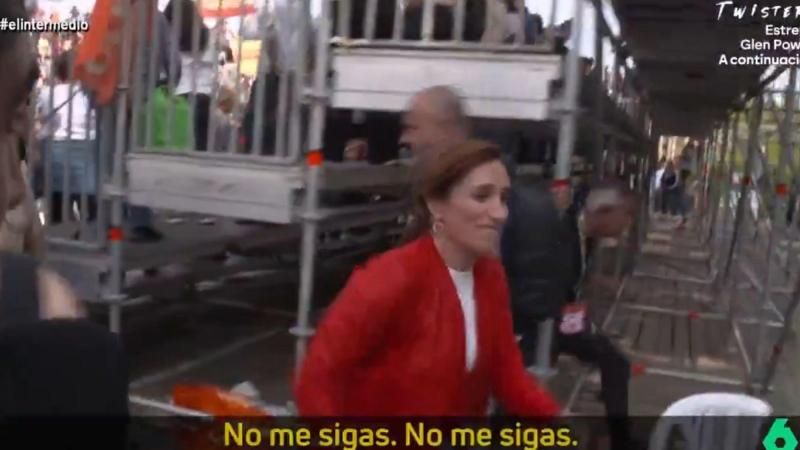 Mónica García huyendo de las cámaras de 'El Intermedio'. ATRESMEDIA