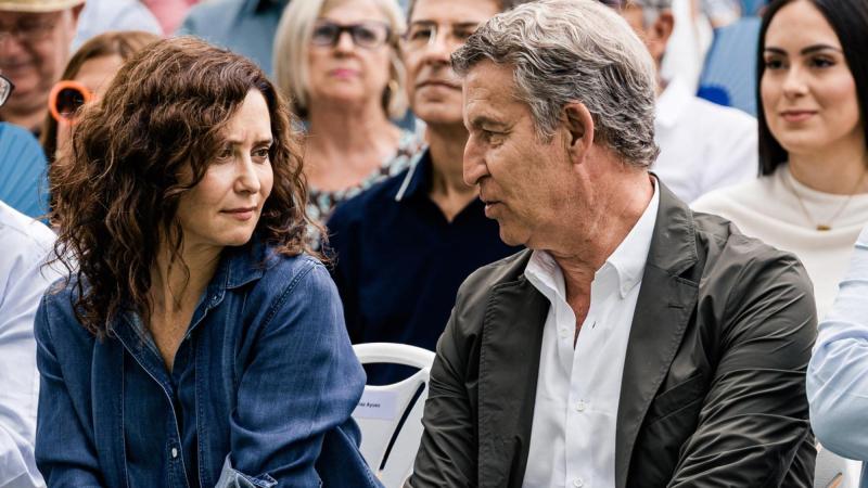 Isabel Díaz Ayuso y Alberto Núñez Feijóo sentados juntos durante un acto