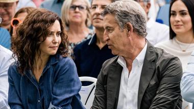 Isabel Díaz Ayuso y Alberto Núñez Feijóo sentados juntos durante un acto