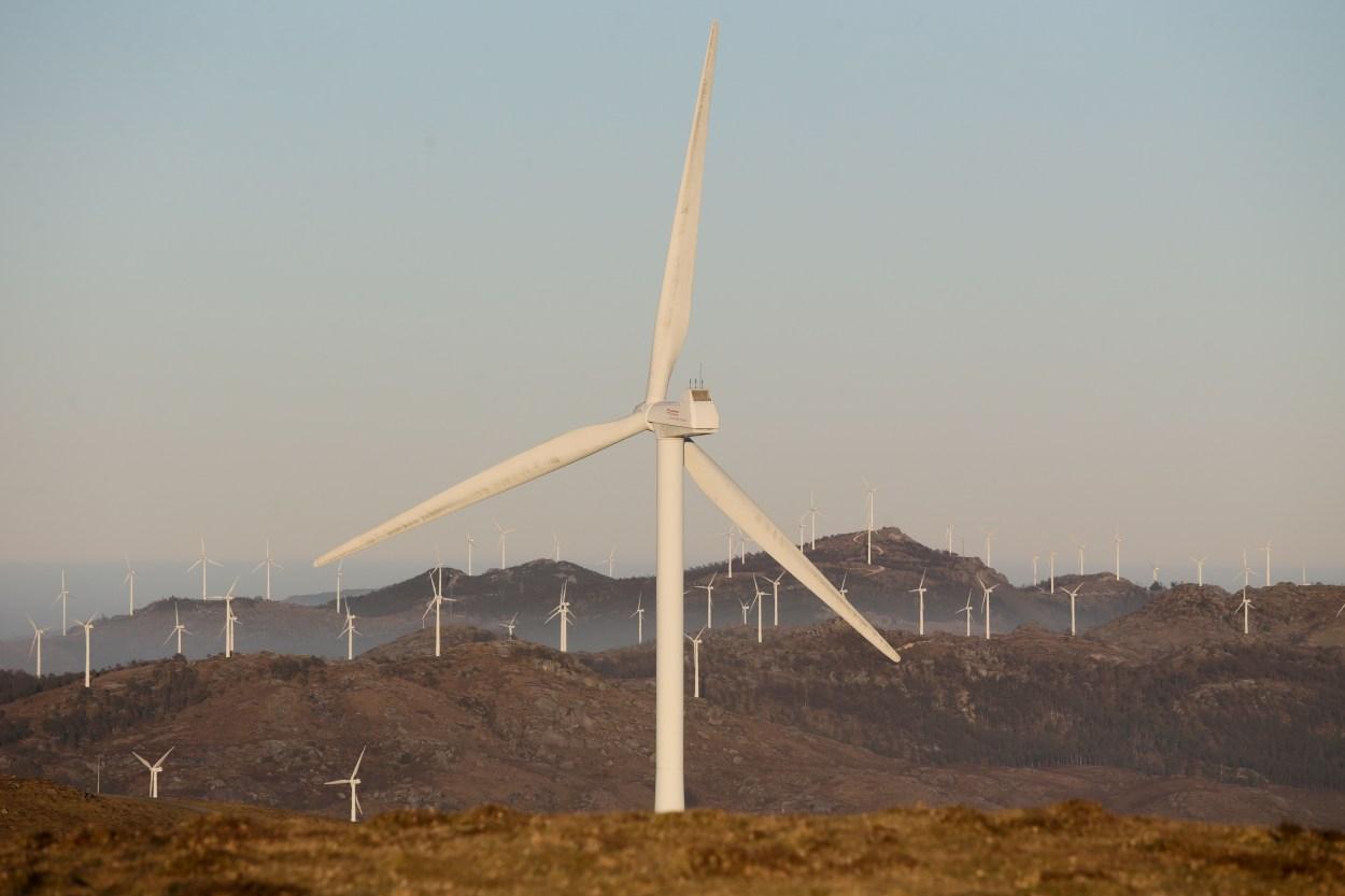 Imagen de aerogeneradores de un parque eólico situado en la provincia de Lugo (Foto: Europa Press).