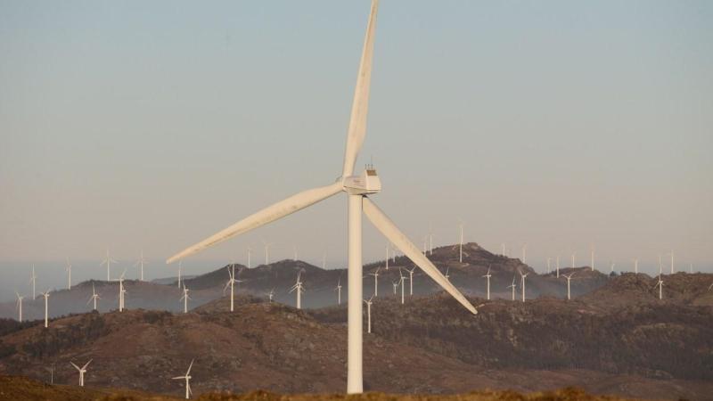 Imagen de aerogeneradores de un parque eólico situado en la provincia de Lugo (Foto: Europa Press).
