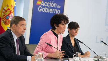 El ministro de Agricultura, Pesca y Alimentación, Luis Planas; la ministra de Inclusión, Seguridad Social y Migraciones, Elma Saiz; y la ministra de Vivienda y Agenda Urbana, Isabel Rodríguez. EP