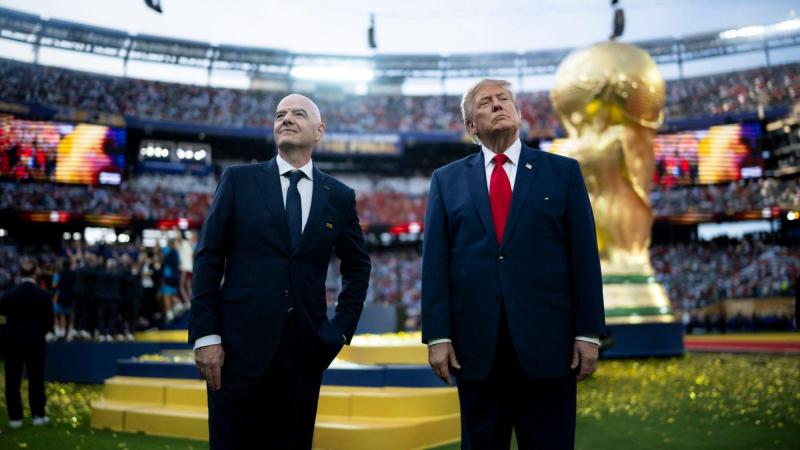 Gianni Infantino y Donald Trump durante la ceremonia de la final del Mundial. EP.