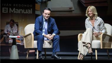 El exdirector del Gabinete del presidente del Gobierno Pedro Sánchez, Iván Redondo, y la periodista Susana Griso durante el acto de presentación del nuevo libro de Iván Redondo titulado ‘El Manual’, en el Teatro de Bellas Artes, a 4 de mayo de 2026, en Madrid (España). Diego Radamés / Europa Press.