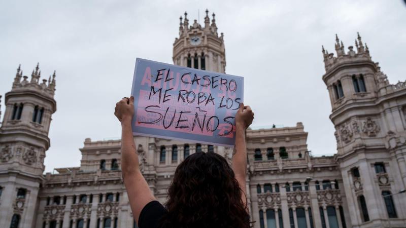 Una persona sostiene una pancarta con lema 'El casero me roba los sueños' durante la manifestación para exigir una reducción del precio de los alquileres de la vivienda. EPArchivo.