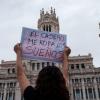 Una persona sostiene una pancarta con lema 'El casero me roba los sueños' durante la manifestación para exigir una reducción del precio de los alquileres de la vivienda. EPArchivo.