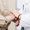 Un profesional sanitario mostrando su apoyo a un paciente. © Fundación "la Caixa"
