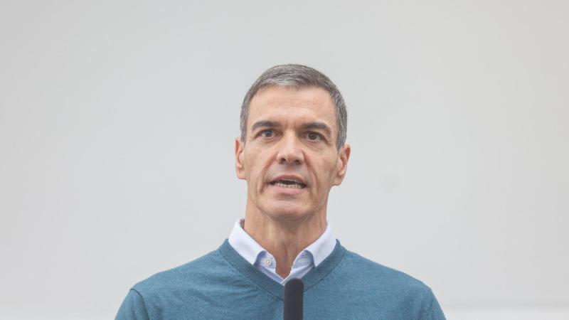 El presidente del Gobierno, Pedro Sánchez, atiende a los medios durante una visita al Puesto de Mando Avanzado por la dana Adam, en Oliva (Valencia). EP.