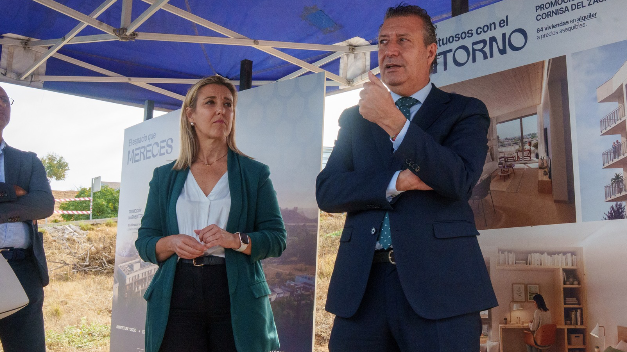El presidente de la Diputación de Sevilla, Javier Fernández, realiza una visita técnica a las obras de construcción de 84 viviendas de protección oficial (VPO) en régimen de alquiler | EP