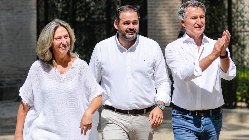 La alcaldesa de Guadalajara, Ana Guarinos, junto a Paco Núñez y Alberto Núñez Feijóo. EP