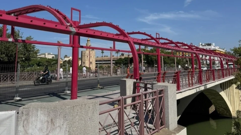 Estructura para los toldos en el puente de San Telmo, Sevilla | EP