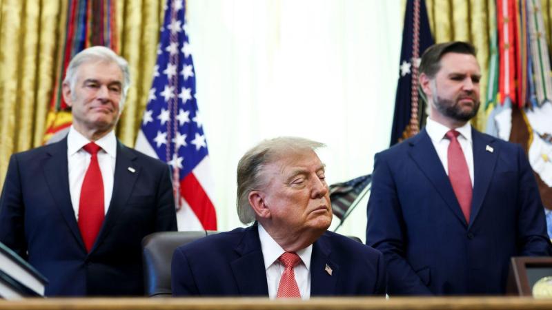 El presidente de los Estados Unidos, Donald J. Trump, junto con el administrador de los Centros de Servicios de Medicare y Medicaid, Dr. Mehmet Oz (izquierda), y el vicepresidente JD Vance (derecha). EP.