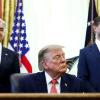 El presidente de los Estados Unidos, Donald J. Trump, junto con el administrador de los Centros de Servicios de Medicare y Medicaid, Dr. Mehmet Oz (izquierda), y el vicepresidente JD Vance (derecha). EP.