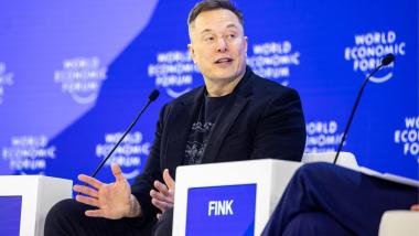 Elon Musk participando en un acto del World Economic Forum