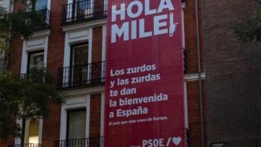 La lona con la que el PSOE 'da la bienvenida' a España a Javier Milei. EP