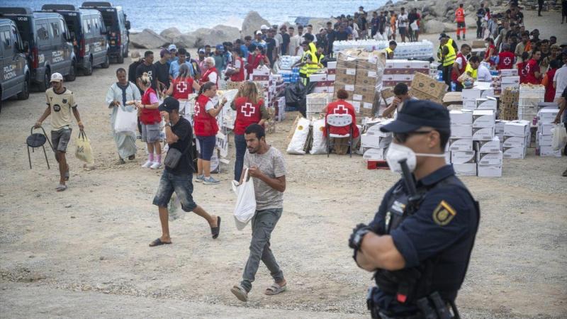 La Cruz Roja reparte comida y bebida en la playa del Trampolín / EP