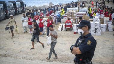 La Cruz Roja reparte comida y bebida en la playa del Trampolín / EP