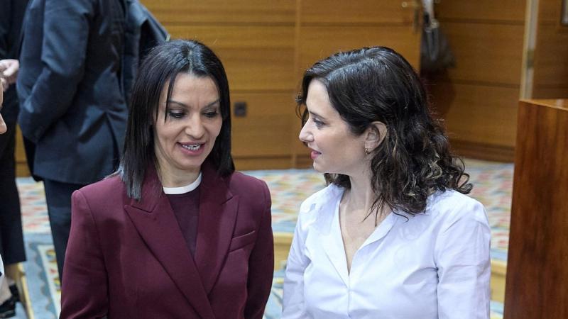 La consejera de Educación, Mercedes Zarzalejo, y la presidenta de la Comunidad de Madrid, Isabel Díaz Ayuso. EP