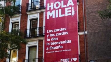 La lona con la que el PSOE 'da la bienvenida' a España a Javier Milei. EP