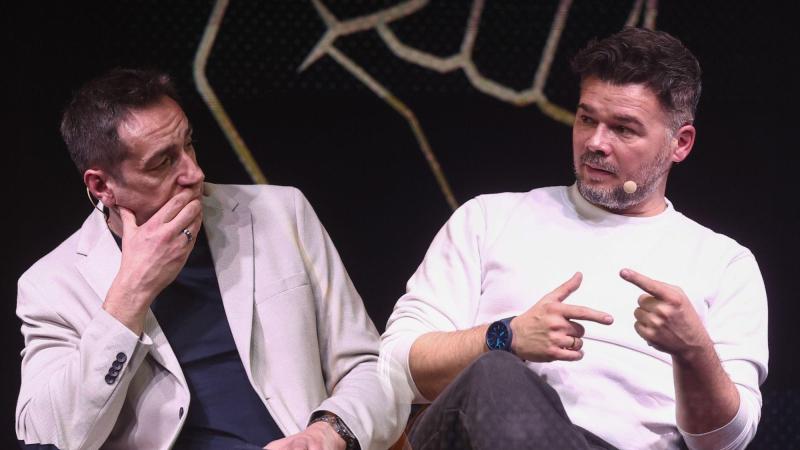 El portavoz adjunto de Más Madrid en la Asamblea y candidato del Frente Amplio en Madrid, Emilio Delgado, y el portavoz de ERC en el Congreso, Gabriel Rufián. Archivo EP