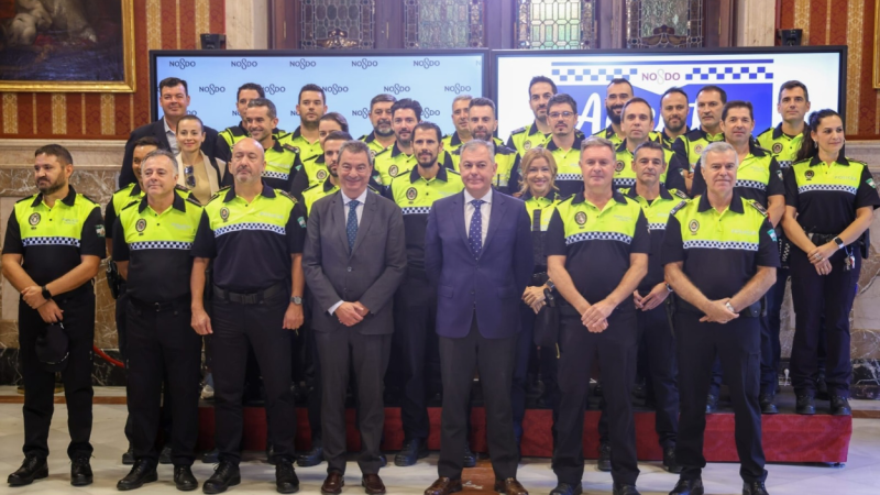 El alcalde de Sevilla, José Luis Sanz, junto a agentes de la Policía Local | EP