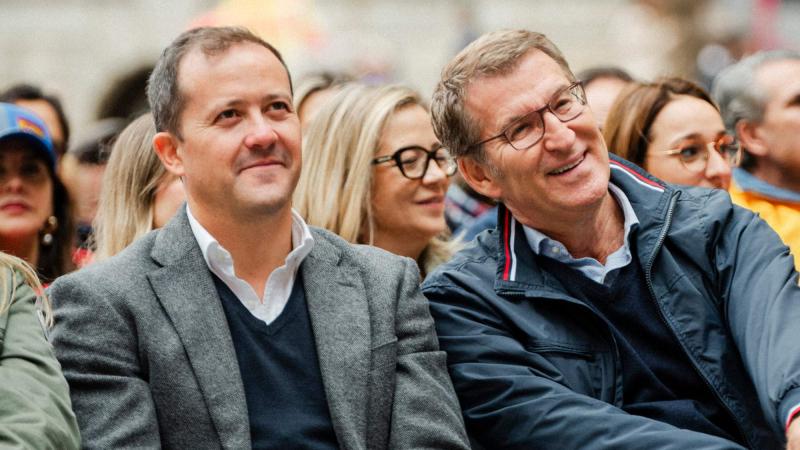 Imagen de archivo del alcalde de Toledo, Carlos Velázquez, junto a Alberto Núñez Feijóo, en una imagen de 2023. EP.