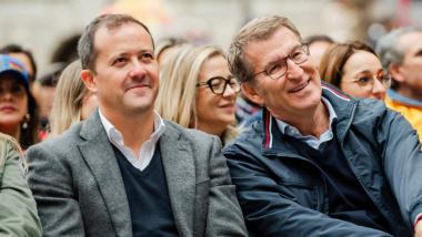Imagen de archivo del alcalde de Toledo, Carlos Velázquez, junto a Alberto Núñez Feijóo, en una imagen de 2023. EP.