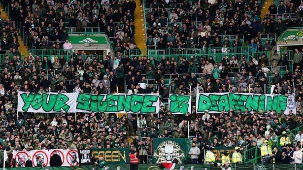 Grada del Celtic durante las protestas contra su máximo accionista