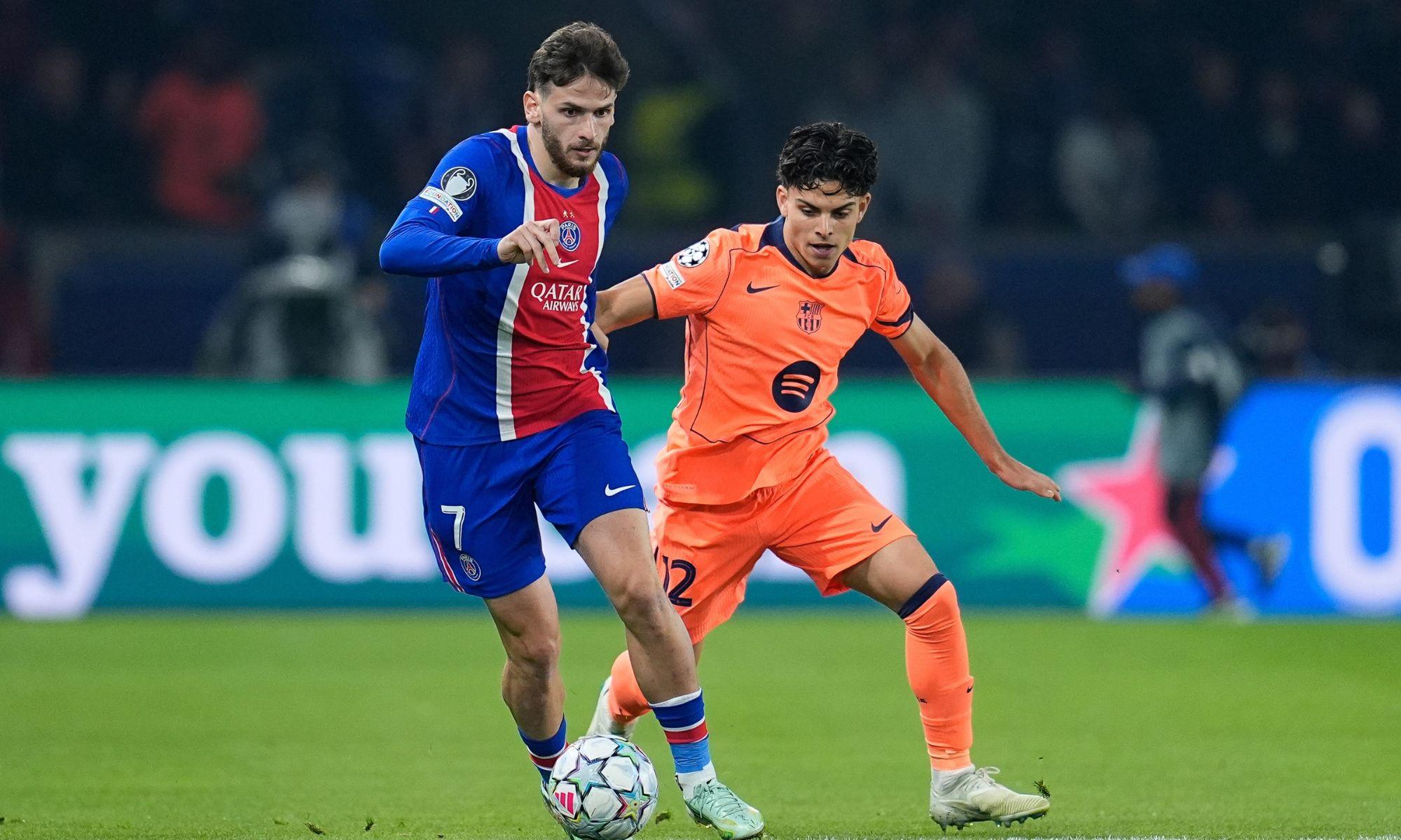 El jugador del PSG Khvicha Kvaratskhelia junto al canterano del FC Barcelona Xavi Espart, en el duelo de Champions League en el Parque de los Príncipes. Europa Press. (1)