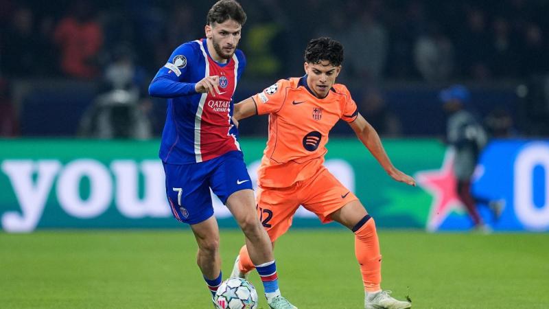 El jugador del PSG Khvicha Kvaratskhelia junto al canterano del FC Barcelona Xavi Espart, en el duelo de Champions League en el Parque de los Príncipes. Europa Press. (1)