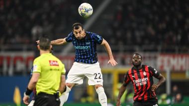 Henrikh Mkhitaryan, del Inter de Milán, cabecea el balón durante el partido de la Serie A italiana entre el AC Milan y el Inter de Milán en el estadio San Siro. EP.