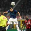 Henrikh Mkhitaryan, del Inter de Milán, cabecea el balón durante el partido de la Serie A italiana entre el AC Milan y el Inter de Milán en el estadio San Siro. EP.