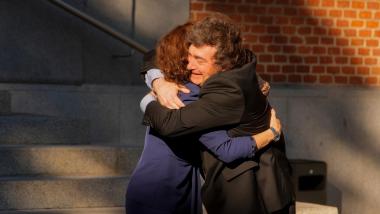 La presidenta de la Comunidad de Madrid, Isabel Díaz Ayuso, y el presidente de Argentina, Javier Milei, en la sede de Canal Isabel II de Madrid. EP.