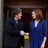 Una de las imágenes más significativas del presidente de Argentina, Javier Milei, en su séptima visita a España ha sido su encuentro a puerta cerrada con la presidenta de la Comunidad de Madrid, Isabel Díaz Ayuso, mientras los principales líderes nacionales de la derecha han priorizado sus agendas preelectorales. De ella, ha emanado la inquietud que la lideresa regional le ha mostrado sobre un supuesto fraude electoral a través de la Ley de Nietos, actualmente paralizada cautelarmente por el Tribunal Supremo. Según han facilitado fuentes de la Puerta del Sol, Ayuso le ha trasladado las posibles consecuencias que podría tener la aplicación de esta normativa, integrada dentro de la Ley de Memoria Democrática del Gobierno central, en las elecciones generales del próximo 29 de noviembre, sobre la que más de 163.000 nacionalizados descendientes de españoles en el exilio tendrían derecho a voto a través del CREA. Bajo esta premisa, la dirigente madrileña le ha trasladado al mandatario de Buenos Aires su inquietud sobre las irregularidades que ha asegurado que acarrearía su entrada en vigor por su “cirugía electoral”, avivando así un presunto fraude electoral impulsado por La Moncloa y Pedro Sánchez, por el cual, según ha expresado, decide “por sistema” los escaños y las circunscripciones decisivas a la hora de formar nuevo Gobierno. Teniendo en cuenta los electores extranjeros que se encuentran en Argentina, sería la tercera provincia en número de votos en las elecciones, debido a que el consulado argentino, a través de la Instrucción del Ministerio de Justicia, ha presentado las solicitudes de 645.000 personas para optar a la nacionalidad española a través de este cauce. Milei, invitado por Ayuso a la Cumbre Iberoamericana En otro orden de ideas, sobre las discusiones que han tenido lugar a puerta cerrada en las dependencias del Canal Isabel II de Madrid, debido a las obras internas en el edificio de la Real Casa de Correos, así como por la acampada por la vivienda en la Puerta del Sol, Ayuso ha invitado formalmente al presidente argentino a acudir a Madrid el próximo mes de noviembre para la celebración de la XXX Cumbre Iberoamericana. La cita, que atraerá a distintos jefes de Estado de países latinoamericanos a la capital española, corre a cargo de la organización del Gobierno de Sánchez y del Ministerio de Asuntos Exteriores, pero al ser el epicentro en Madrid, la presidenta regional ha tomado las riendas de la invitación frente a Milei. Asimismo, ambos dirigentes han hecho un repaso del panorama político internacional, y han abordado la situación interna de Argentina y España, la problemática de Ceuta por la invasión, así como el papel de las clases medias y el peligro de su deterioro. Como obsequio, le ha hecho entrega de la cuarta edición de la Real Academia Española (RAE) de Don Quijote de La Mancha de 1819, además de una escultura de bronce fundido artesanal con las siete estrellas de la bandera de la Comunidad de Madrid. Cabe recordar que el presidente argentino, en una de sus visitas a España, estrechó lazos con Ayuso cuando fue condecorado en 2024 con la Medalla Internacional de la Comunidad de Madrid, momento en el que escenificaron su acercamiento institucional coincidiendo con un momento de claras tensiones con Moncloa ante la proliferación de insultos hacia el presidente del Gobierno y su entorno. Feijóo y Abascal priorizan la precampaña electoral En lo que concierne a otros políticos de cercanía ideológica a Milei, desde Génova, no se ha contemplado en ningún momento una fotografía con Alberto Núñez Feijóo o una reunión a puerta cerrada como la que sí ha mantenido Ayuso. Por su parte, pese a la amistad mutua de la que ambos presumen, Santiago Abascal, líder de Vox, no ha recibido en persona a Milei por priorizar dos actos de precampaña en Galicia y Asturias, aunque ambos han mantenido una videollamada corta y el argentino se ha reunido con cargos del partido y de la Fundación Disenso.
