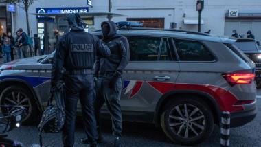 Imagen de recurso de un policía y un manifestante durante los disturbios en Francia. EP.