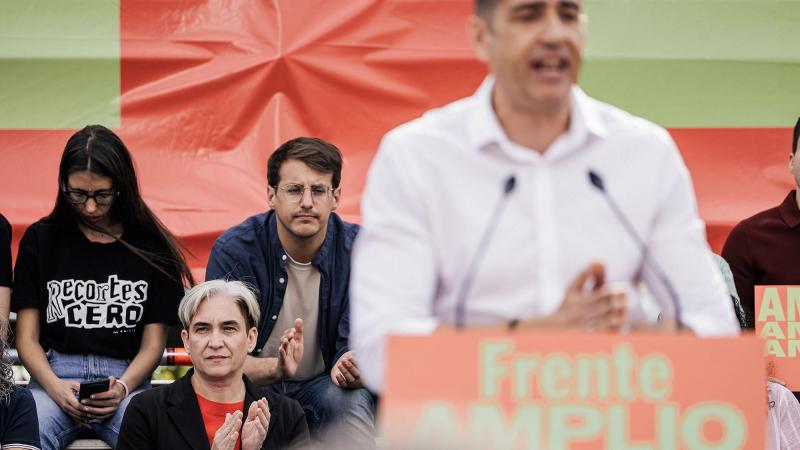 Emilio Delgado, Ada Colau y Jorge Pueyo. EP