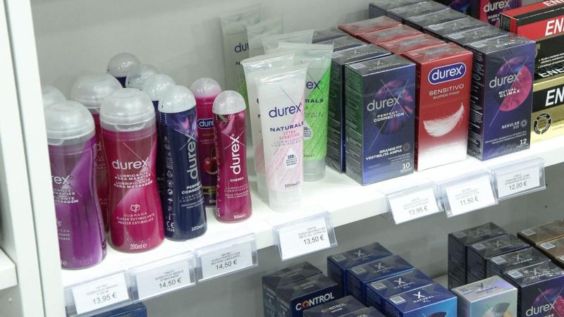 Estantería con productos de salud sexual. EP.