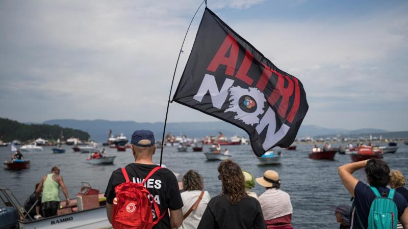Imagen de la protesta en la Illa de Arousa en junio de este mismo año que fue multitudinaria (Foto: Europa Press).