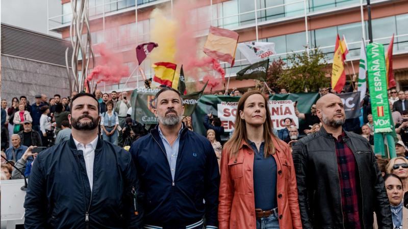 (I-D) El secretario General del Sindicato Solidaridad, Jordi de la Fuente; el presidente de VOX, Santiago Abascal; la portavoz de VOX en la Asamblea, Isabel Pérez y el presidente de Solidaridad, Rodrigo Alonso, durante un acto por el 1º de Mayo, en la Plaza de la Constitución, a 1 de mayo de 2025, en Fuenlabrada, Madrid (España). Carlos Luján / Europa Press