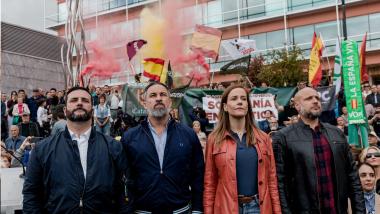 (I-D) El secretario General del Sindicato Solidaridad, Jordi de la Fuente; el presidente de VOX, Santiago Abascal; la portavoz de VOX en la Asamblea, Isabel Pérez y el presidente de Solidaridad, Rodrigo Alonso, durante un acto por el 1º de Mayo, en la Plaza de la Constitución, a 1 de mayo de 2025, en Fuenlabrada, Madrid (España). Carlos Luján / Europa Press