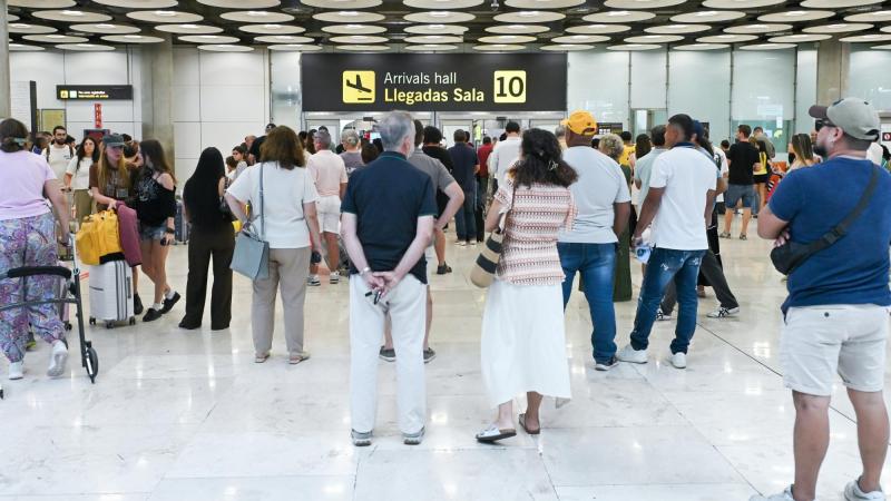 Varias personas en la zona de llegadas de la T4, a 9 de agosto de 2026, en Madrid