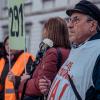 Una personas sostiene una flor durante una concentración de asociaciones y sindicatos en recuerdo a las 7.291 víctimas en las residencias de mayores en la Comunidad de Madrid durante la pandemia. EP
