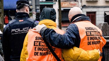 Militantes del Sindicato de Inquilinas durante el desahucio de Mariano. EPArchivo.