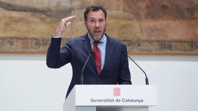 El ministro de Transportes y Movilidad Sostenible, Óscar Puente, durante una rueda de prensa tras una reunión en el Palau de la Generalitat (Barcelona), a 22 de octubre de 2026. David Zorrakino / EP