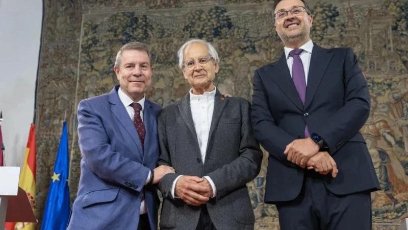 Emiliano García Page, Amador Pastor y el dibujante Andrés Rábago, conocido como El Roto, durante la firma del acuerdo de cesión de 301 obras a Castilla La Mancha. JCCM.